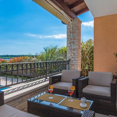 Ferienhaus In Pomer Mit Privatem Beheizten Pool Und Meerblick Bagian luar foto