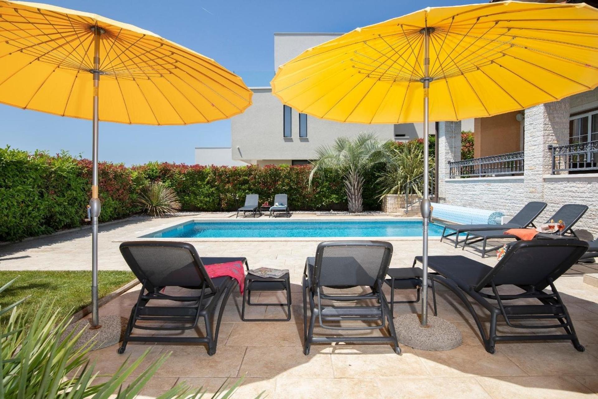 Ferienhaus In Pomer Mit Privatem Beheizten Pool Und Meerblick Bagian luar foto