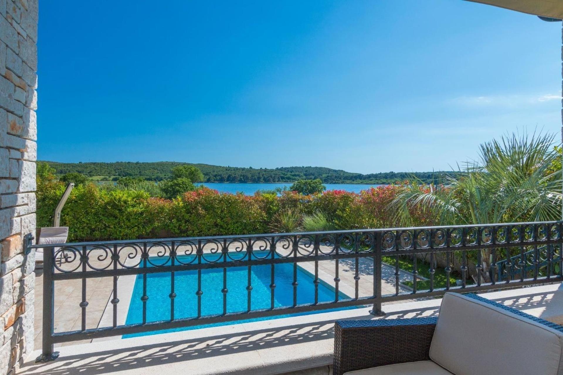 Ferienhaus In Pomer Mit Privatem Beheizten Pool Und Meerblick Bagian luar foto