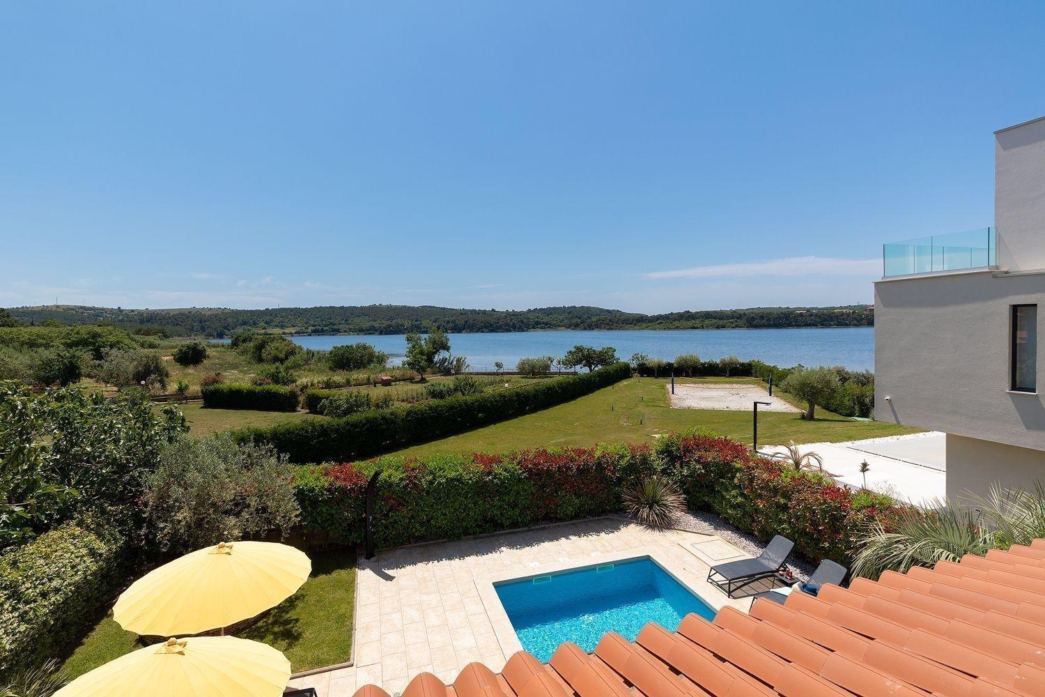 Ferienhaus In Pomer Mit Privatem Beheizten Pool Und Meerblick Bagian luar foto