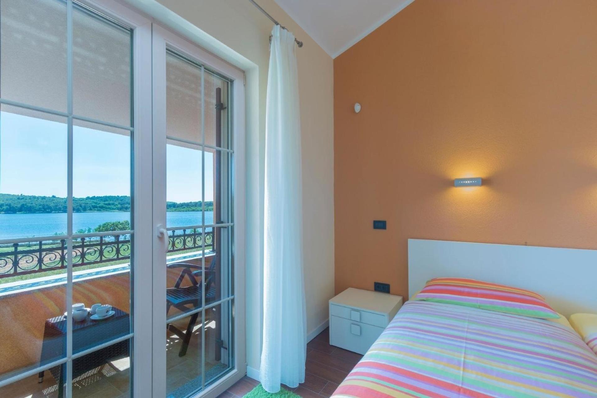Ferienhaus In Pomer Mit Privatem Beheizten Pool Und Meerblick Bagian luar foto