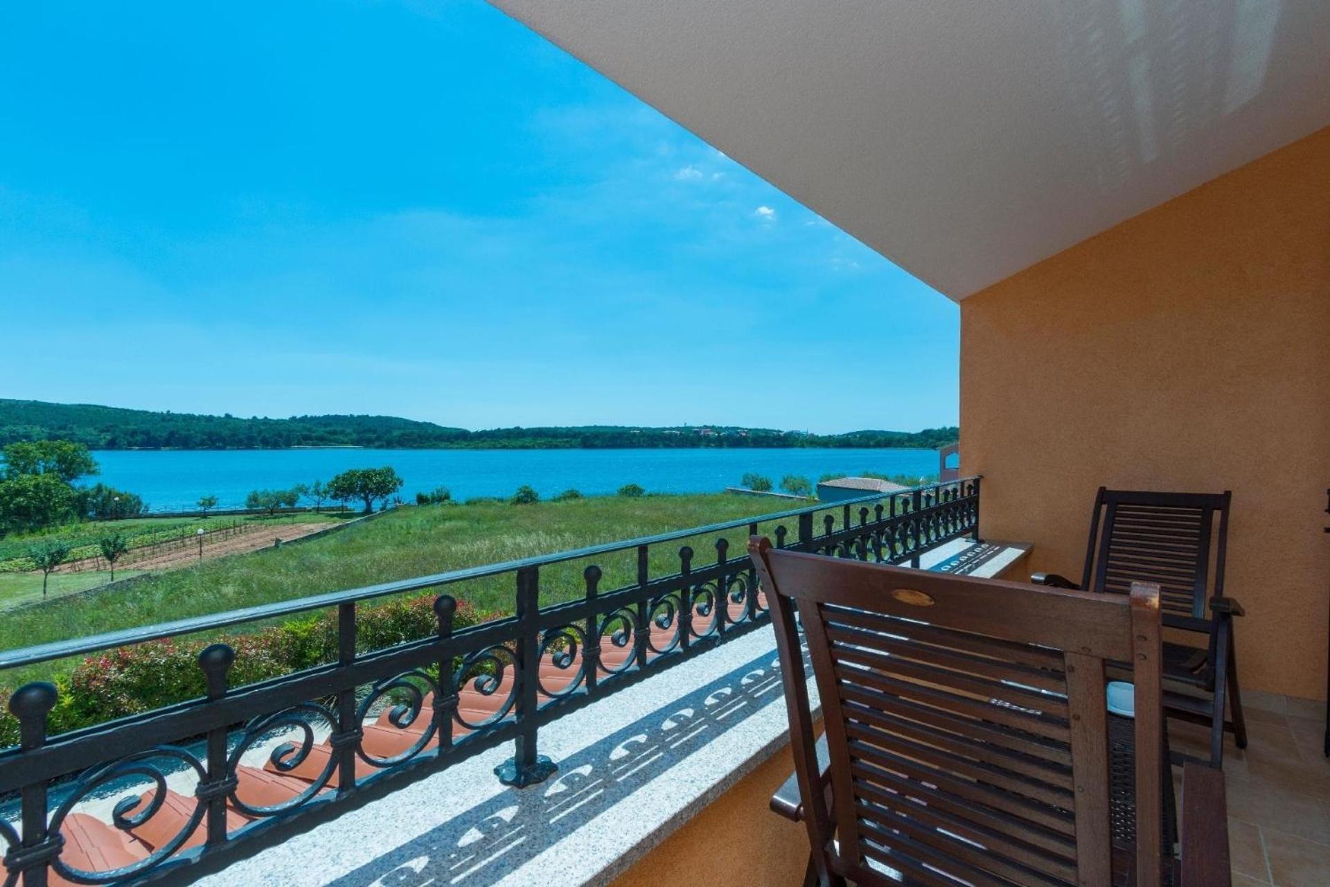 Ferienhaus In Pomer Mit Privatem Beheizten Pool Und Meerblick Bagian luar foto