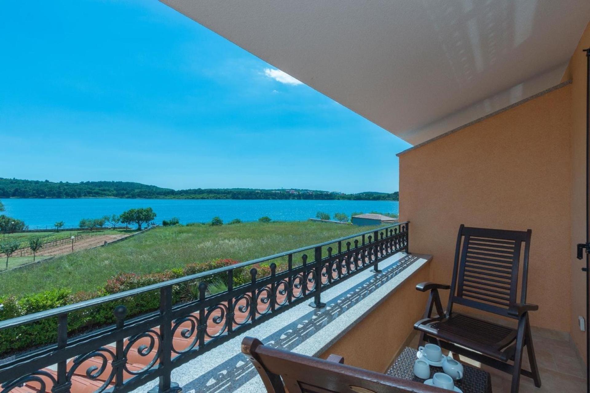 Ferienhaus In Pomer Mit Privatem Beheizten Pool Und Meerblick Bagian luar foto